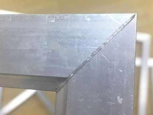 铝材焊完周围发白（铝焊接发黑什么原因）